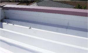 折半屋根のボルトキャップの施工