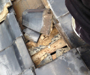 雨漏りの箇所の部分修理の様子