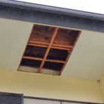 台風で軒天が破損した屋根