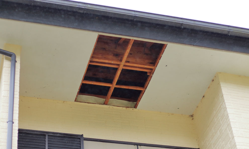 台風で軒天が破損した屋根
